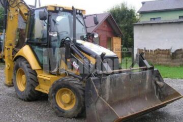 Cu un astfel de buldoexcavator au „fugit” hoții