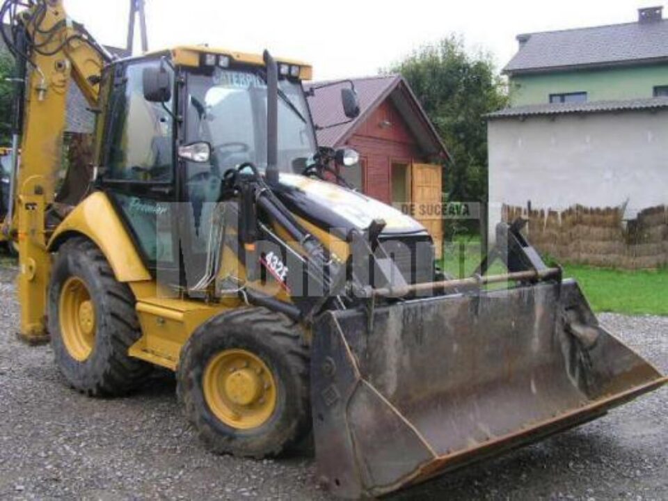 Cu un astfel de buldoexcavator au „fugit” hoții