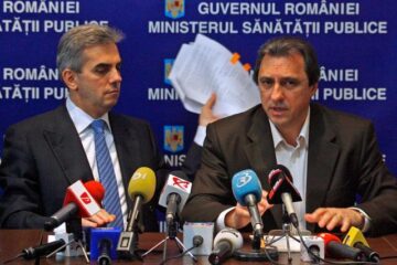 Ministrul Nicolăescu și președintele Sanitas, Marius Petcu, la semnarea acordului. Foto: MEDIAFAX