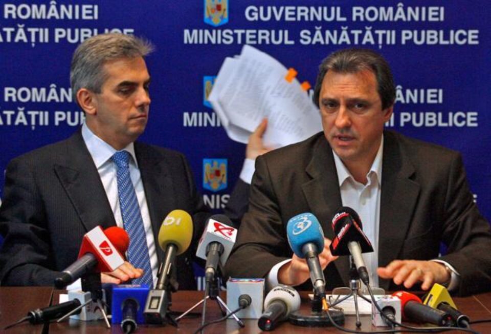 Ministrul Nicolăescu și președintele Sanitas, Marius Petcu, la semnarea acordului. Foto: MEDIAFAX