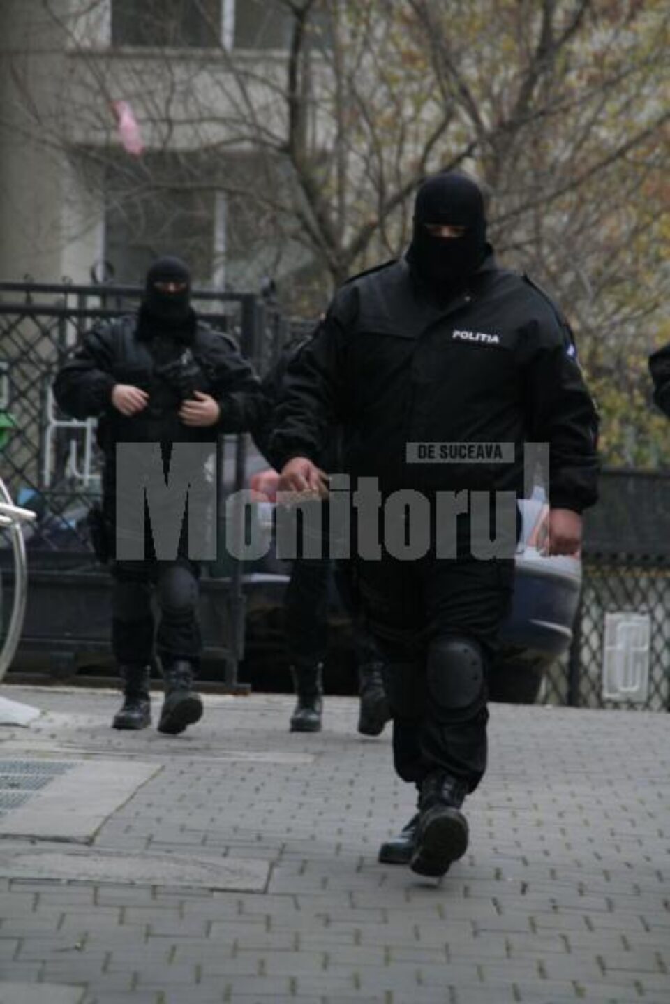 Rețea anihilată: 17 suceveni, aduși, sub escortă, în fața procurorilor de la Crimă Organizată