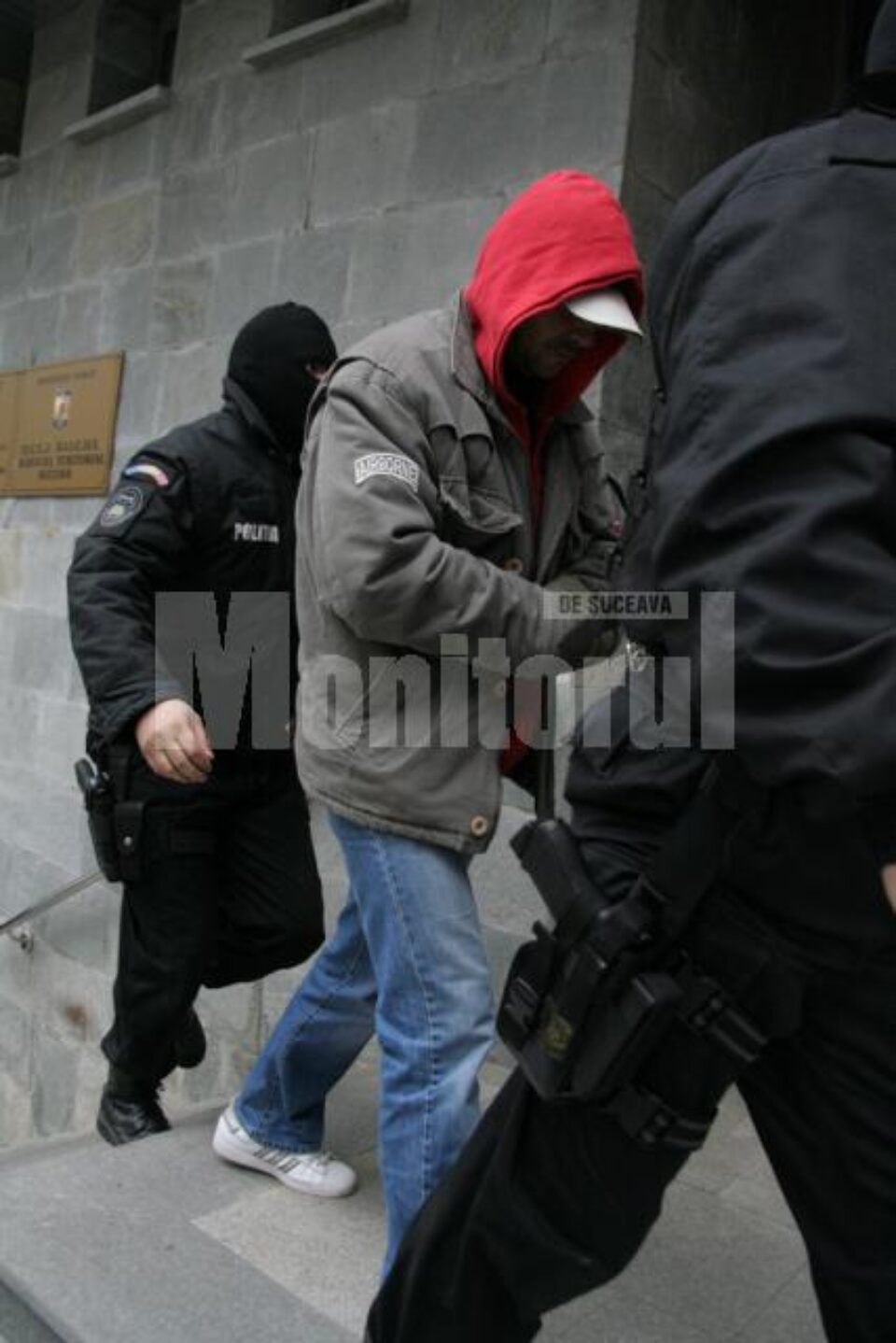Escortați de caguliști, suspecții au fost aduși pe rând în fața procurorilor DIICOT