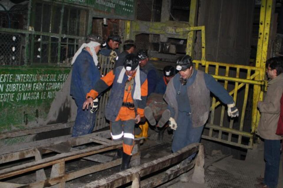 Doisprezece mineri și salvatori au murit iar 14 persoane au fost rănite în urma a două explozii de la mina Petrila. Foto: MEDIAFAX
