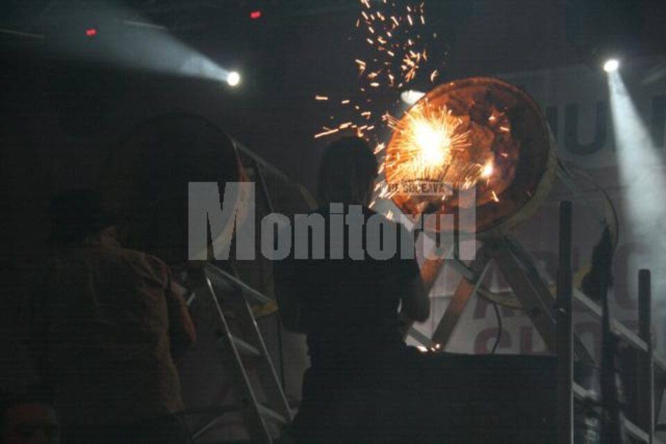 Spectacol de lumini, foc și jerbe de scântei în noapte, cu Sistem