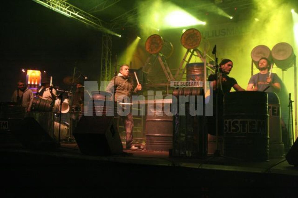 Spectacol de lumini, foc și jerbe de scântei în noapte, cu Sistem