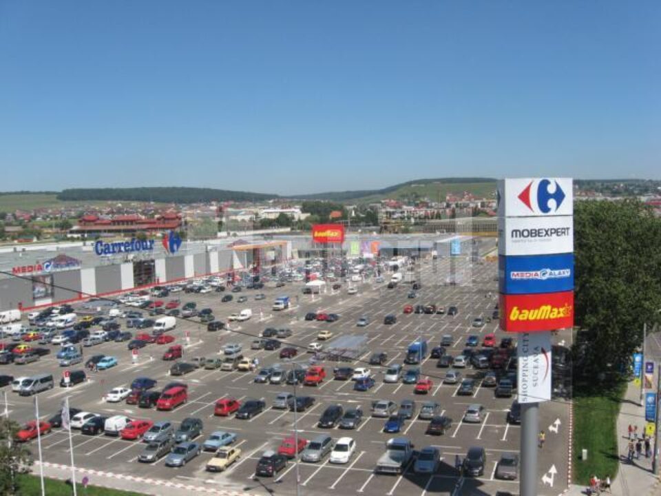 Numai în privința mall-urilor, în Suceava există două prezențe notabile, ambele inaugurate în 2008
