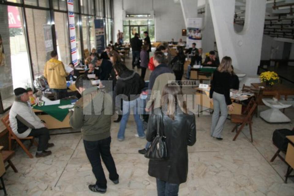 Eveniment: Peste 350 de persoane la primul târg de locuri de muncă din oraș