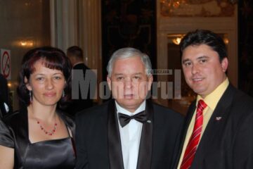 Președintele Poloniei, Lech Kaczynski, (în mijloc), s-a fotografiat cu deputatul Ghervazen Longher și soția acestuia