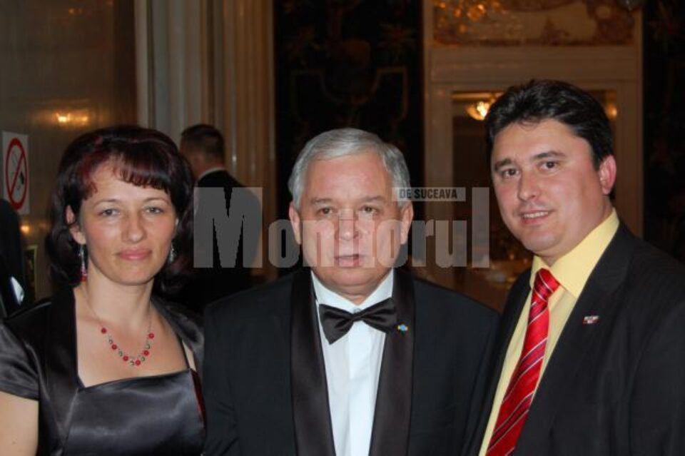 Președintele Poloniei, Lech Kaczynski, (în mijloc), s-a fotografiat cu deputatul Ghervazen Longher și soția acestuia