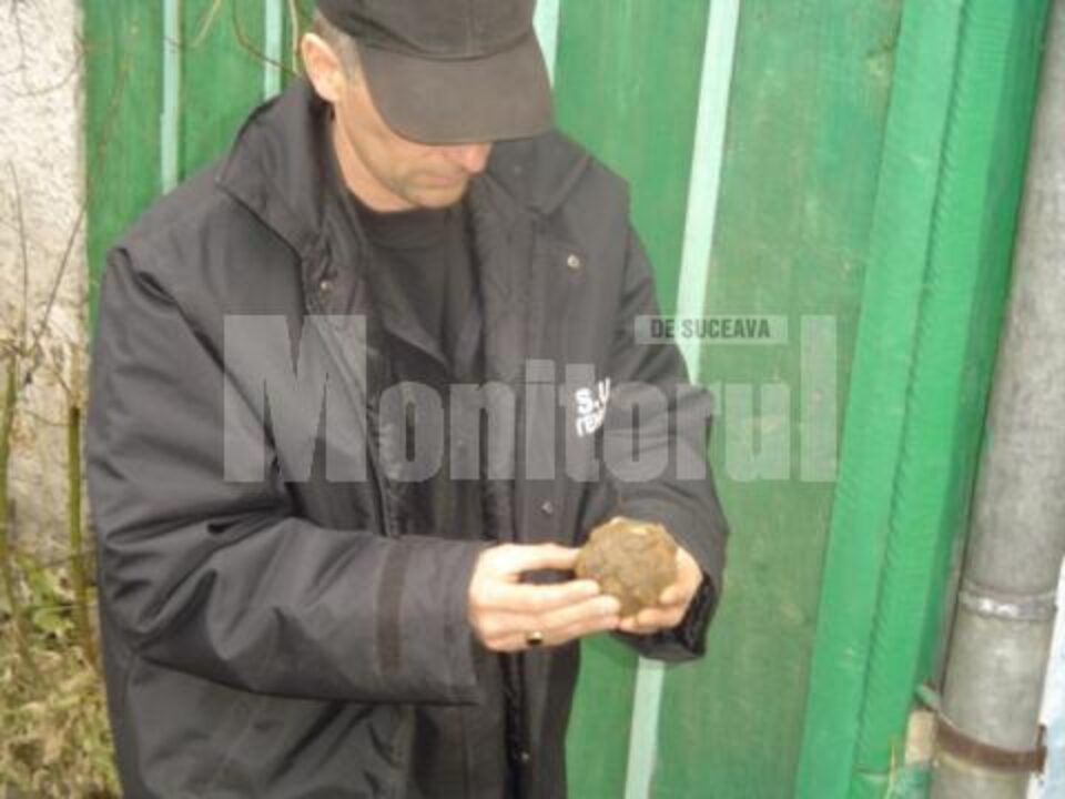 Pirotehniștii le-au spus celor doi soți că grenada era încă activă și putea să explodeze la o mișcare mai bruscă