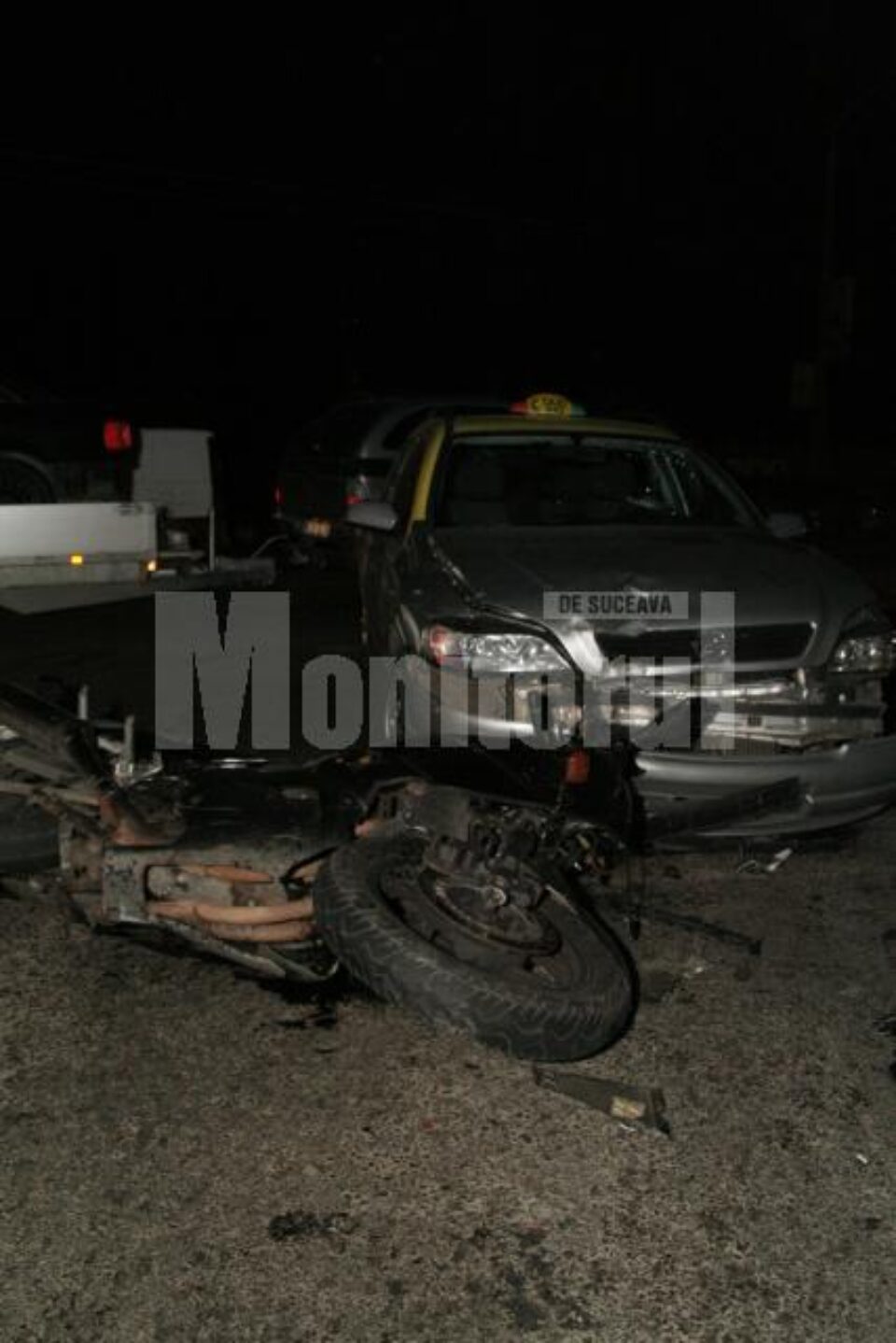 La intrarea pe serpentine: Doi motocicliști, accidentați de un taximetrist neatent