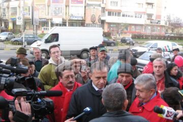 Niculai Bosancu, alături de Mircea Geoană și cetățenii din Burdujeni