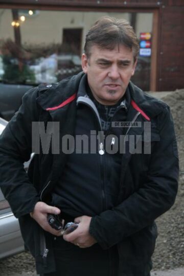 Protest: Restaurantul „La Fitze”, blocat cu o mașină de balast răsturnată la ușă