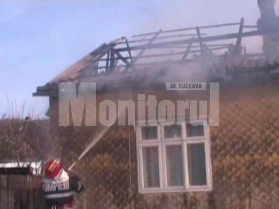 Incendiu la Pătrăuți: Flăcările le-au făcut acoperișul casei scrum