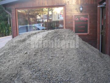 Mormanul de nisip și pietriș