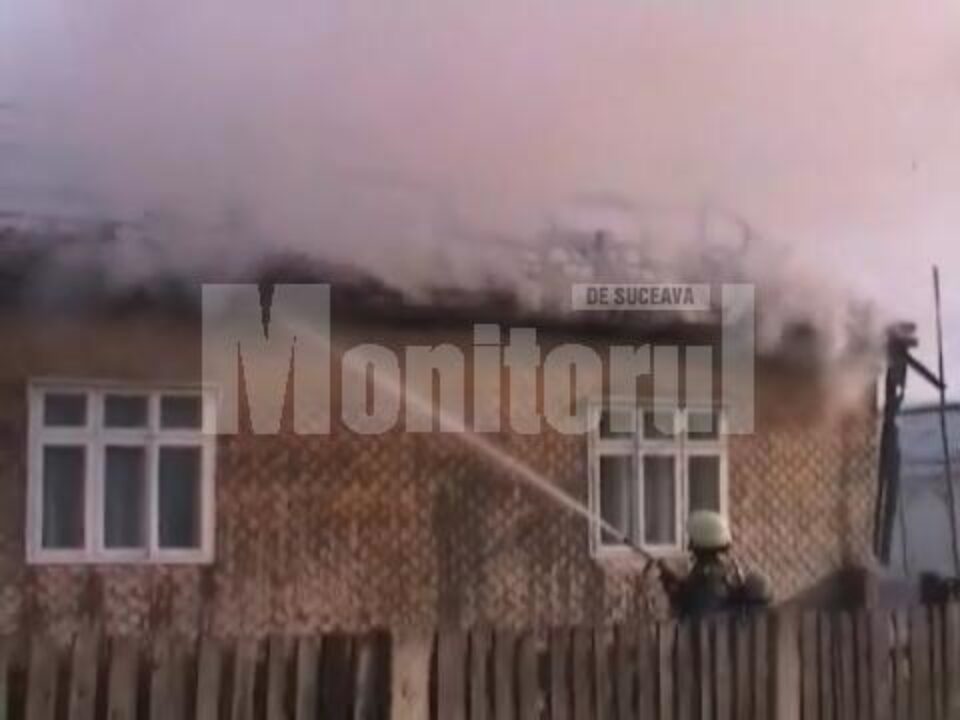 Incendiu la Pătrăuți: Flăcările le-au făcut acoperișul casei scrum