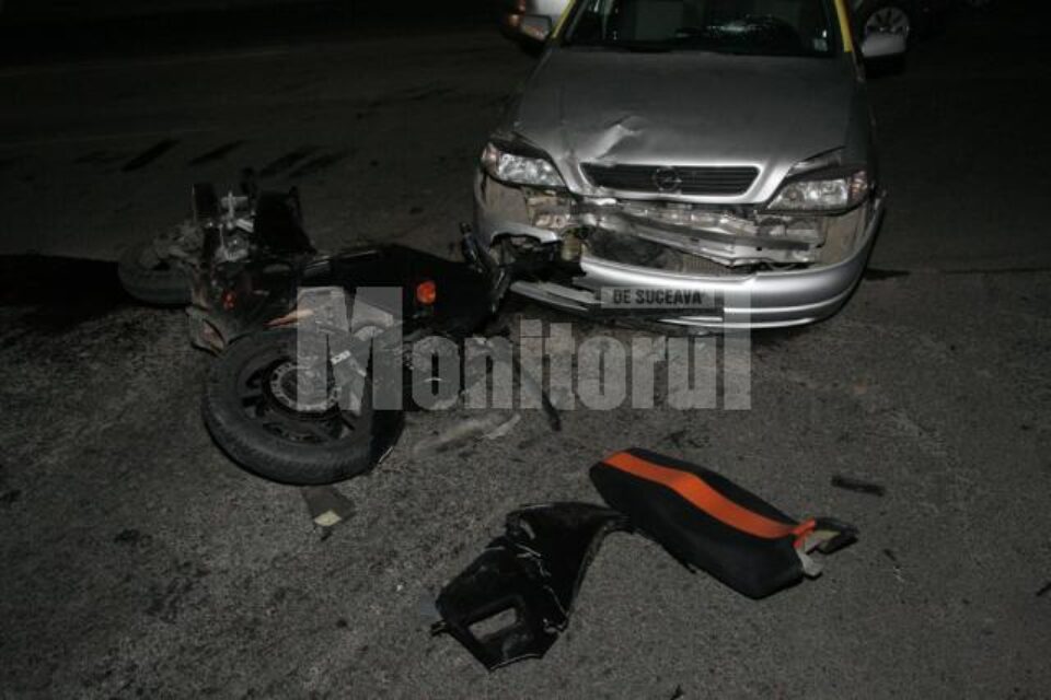 La intrarea pe serpentine: Doi motocicliști, accidentați de un taximetrist neatent