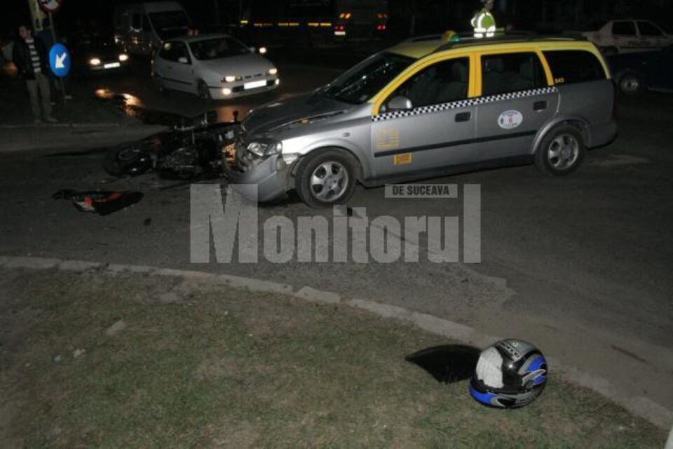 La intrarea pe serpentine: Doi motocicliști, accidentați de un taximetrist neatent