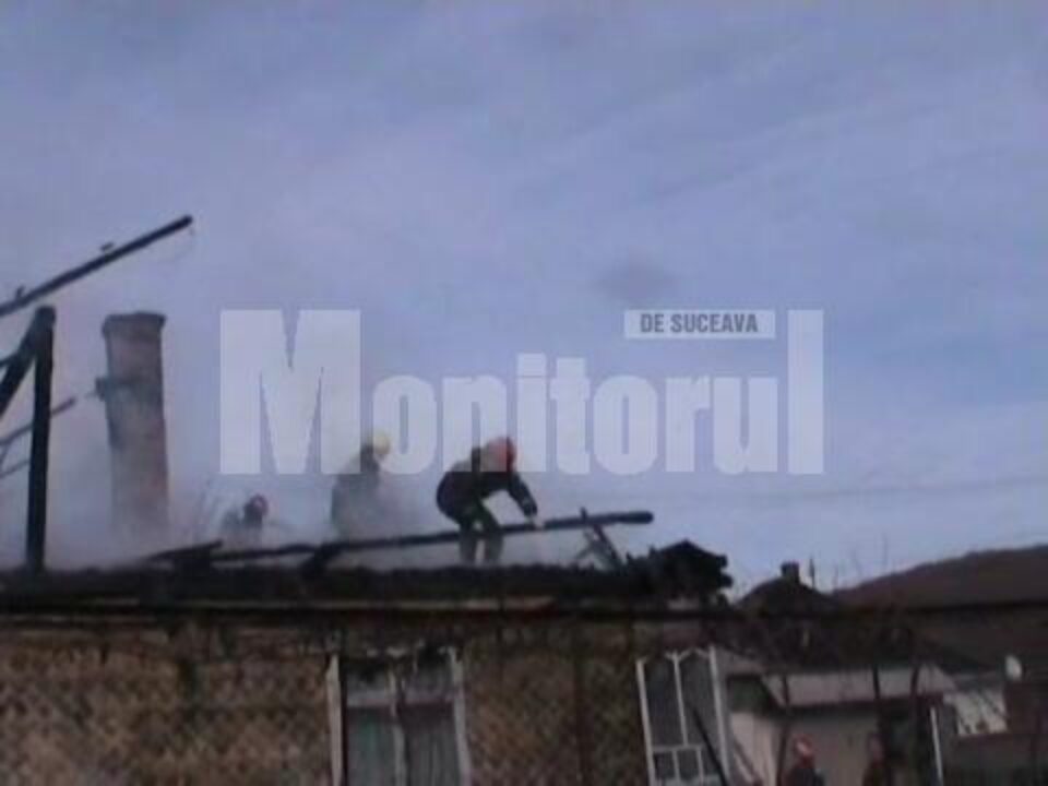 Incendiu la Pătrăuți: Flăcările le-au făcut acoperișul casei scrum