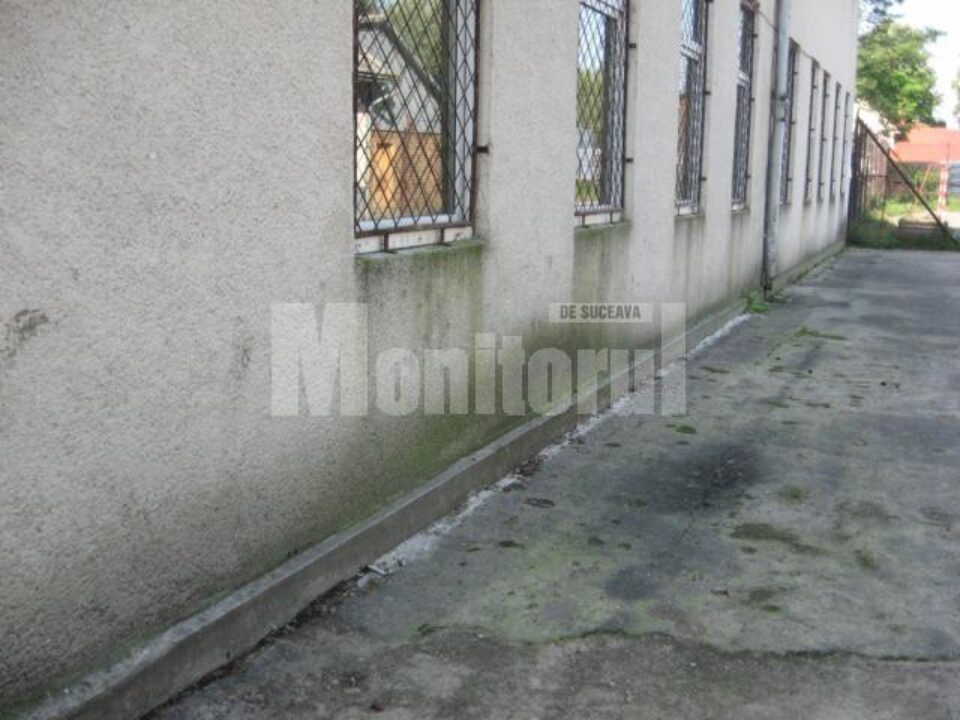 Școala Generală „Ion Vicoveanu” din comuna Vicovu de Jos, locul unde era montat bancomatul