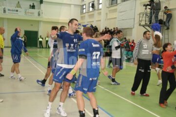 Țuțu și Ignat se îmbrățișează la finalul meciului