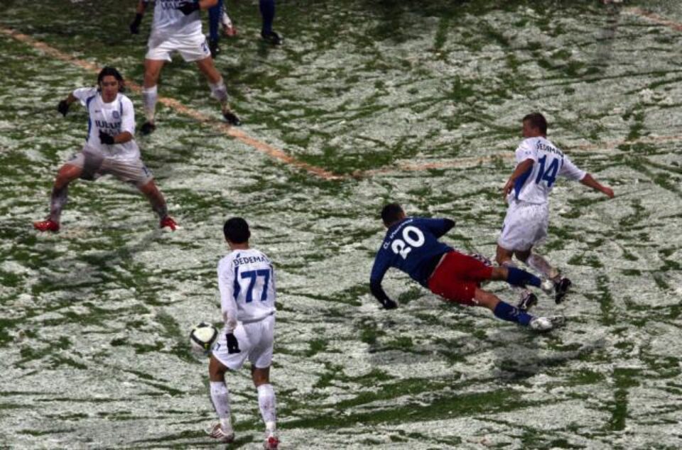Jucătorul echipei Gloria Buzău, Claudiu Ionescu (C) este faultat în timpul meciului cu Poli Iași. Foto: MEDIAFAX