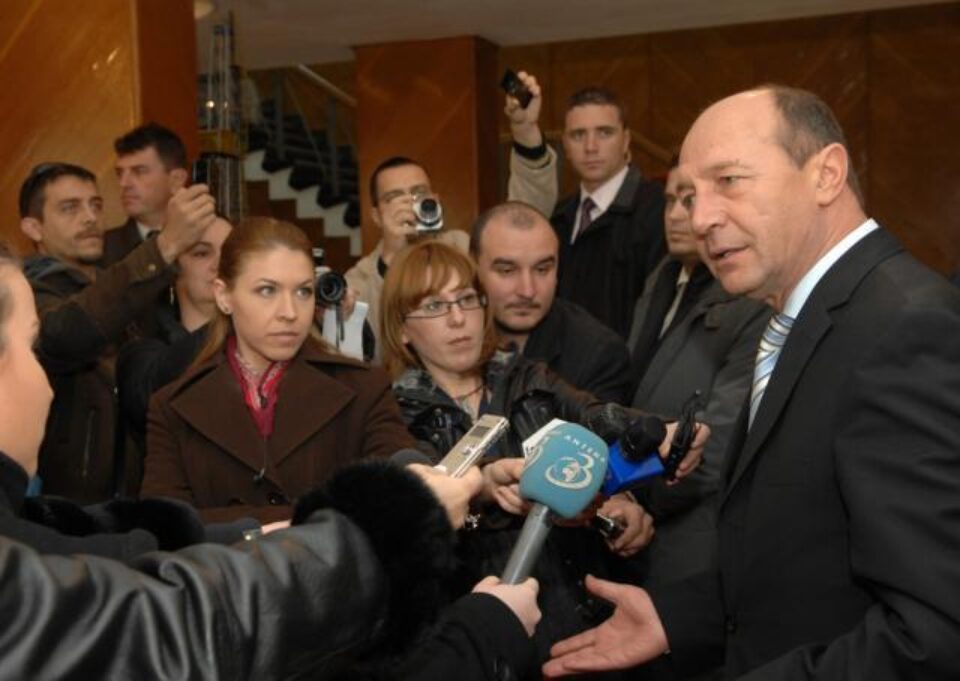 Președintele Băsescu vizează măsuri de protejare a economiei interne și de limitare a efectelor crizei. Foto: Sorin LUPȘA