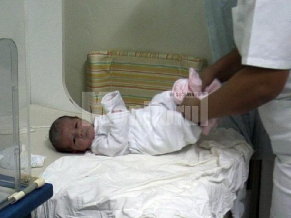 Bebelușul care a fost abandonat joia trecută, într-o scară de bloc din Fălticeni