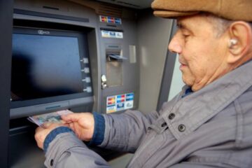 Două miliarde lei vor fi redistribuiți aproape integral pentru pensii și ajutoare sociale. Foto: MEDIAFAX