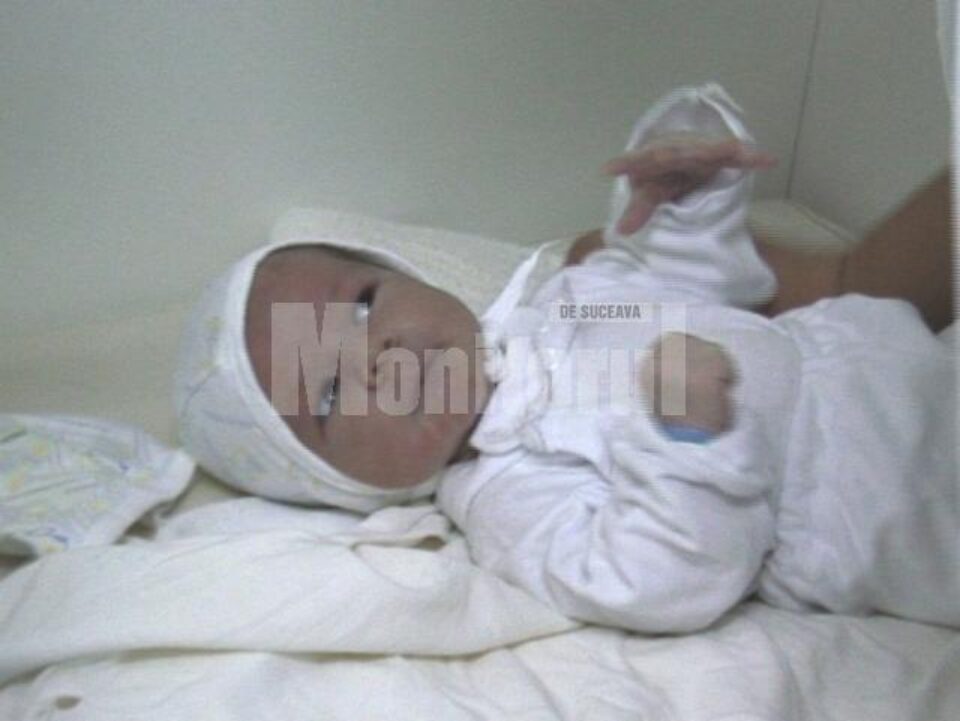 Bebelușul care a fost abandonat joia trecută, într-o scară de bloc din Fălticeni Bebelușul care a fost abandonat joia trecută, într-o scară de bloc din Fălticeni