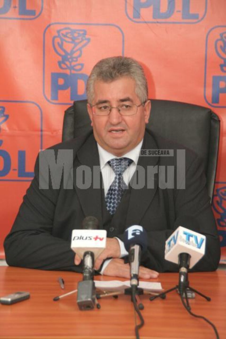 Ion Lungu: „Îi rugăm pe suceveni să ne voteze echipa, să voteze parlamentarii PD-L” Ion Lungu: „Îi rugăm pe suceveni să ne voteze echipa, să voteze parlamentarii PD-L”
