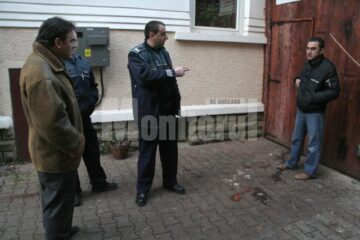 Hreniuc (stânga) și Aelenei (dreapta) au fost ținuți în frâu de polițiști