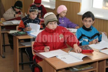 Elevii și profesorii sunt nevoiți să stea la ore într-un frig crunt, îmbrăcați cu geci groase