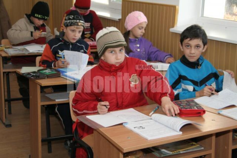Elevii și profesorii sunt nevoiți să stea la ore într-un frig crunt, îmbrăcați cu geci groase Elevii și profesorii sunt nevoiți să stea la ore într-un frig crunt, îmbrăcați cu geci groase