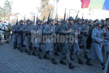 Aniversare: Intrarea ostașilor români în Bucovina, reconstituită în fața gării Burdujeni