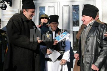 Președintele CJ, Gheorghe Flutur, înmânează o diplomă unui martor al Unirii