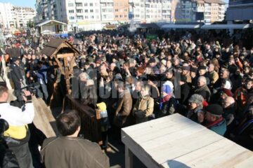 Mii de oameni, ieri, în centrul Sucevei au sărbătorit împlinirea a 90 de ani de când Bucovina s-a unit cu România