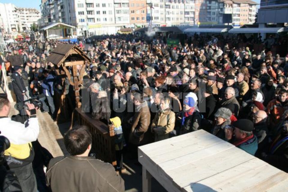 Mii de oameni, ieri, în centrul Sucevei au sărbătorit împlinirea a 90 de ani de când Bucovina s-a unit cu România Mii de oameni, ieri, în centrul Sucevei au sărbătorit împlinirea a 90 de ani de când Bucovina s-a unit cu România