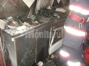 Flăcări la etajul IV: Bărbat rănit în urma unui incendiu care i-a distrus apartamentul
