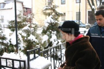 Sub escorta polițiștilor au fost aduși în fața procurorilor