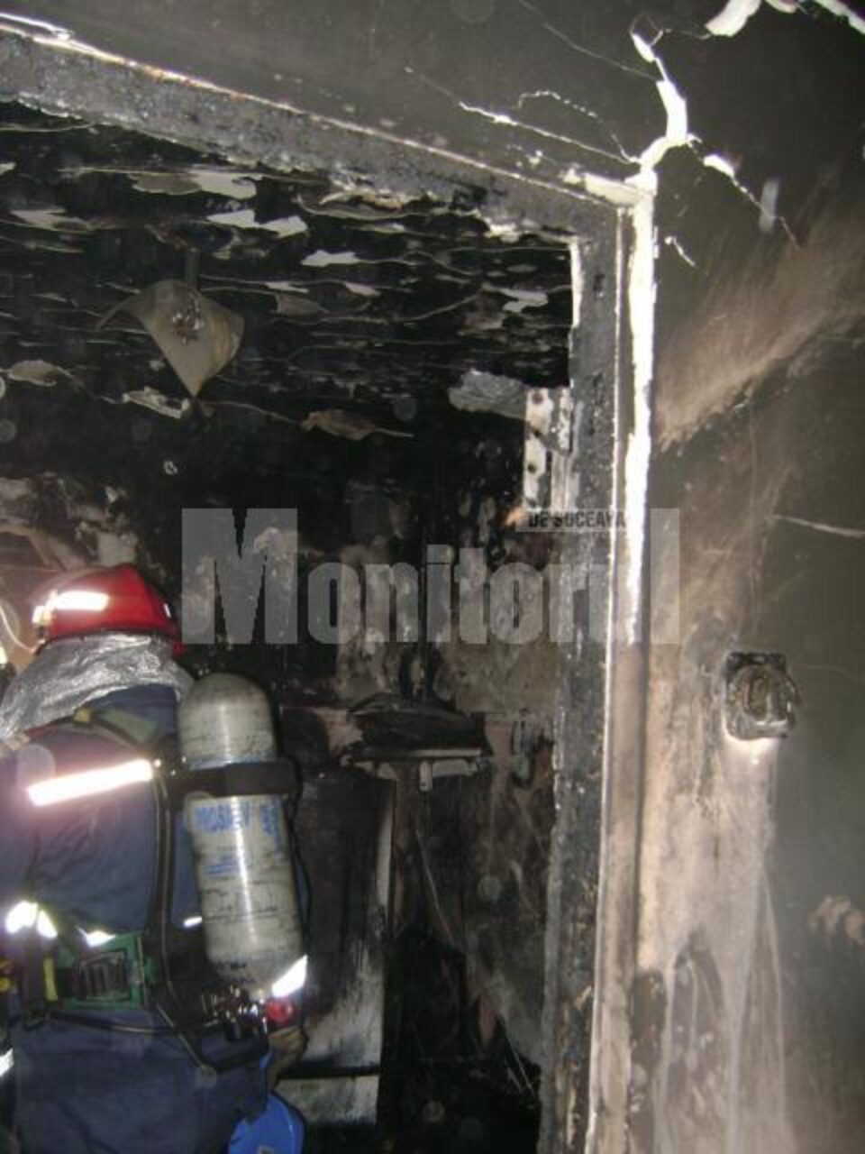 Apartament distrus de flacări