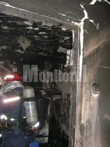 Apartament distrus de flacări