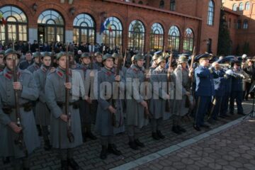Soldații prezintă onorul militar