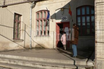 Pensionarii fălticeneni s-au oprit în drumul spre biserică pentru a vota