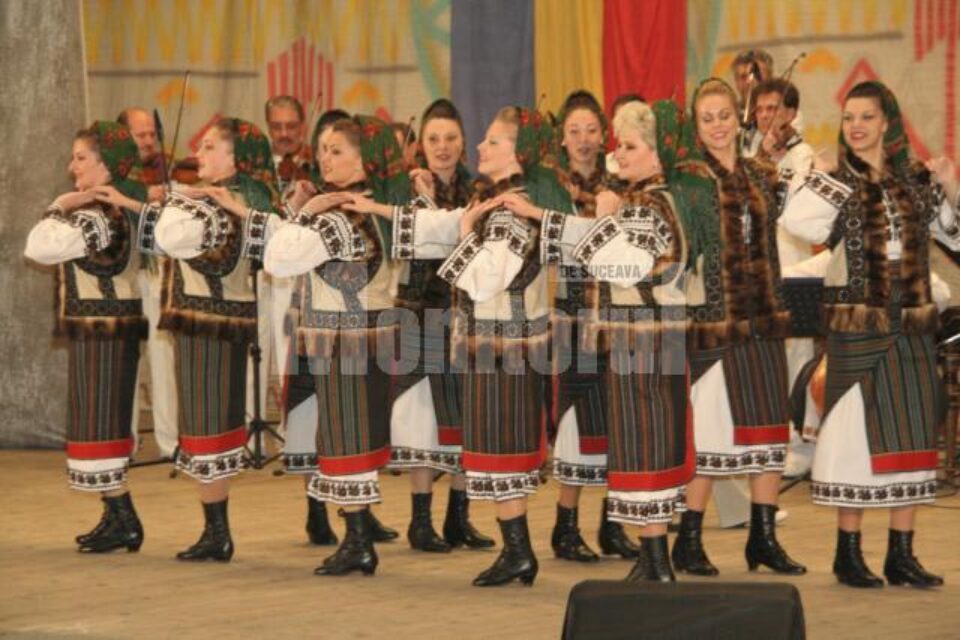 Artiștii Ansamblului Artistic „Ciprian Porumbescu” au fost aplaudați la scenă deschisă