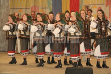 Artiștii Ansamblului Artistic „Ciprian Porumbescu” au fost aplaudați la scenă deschisă