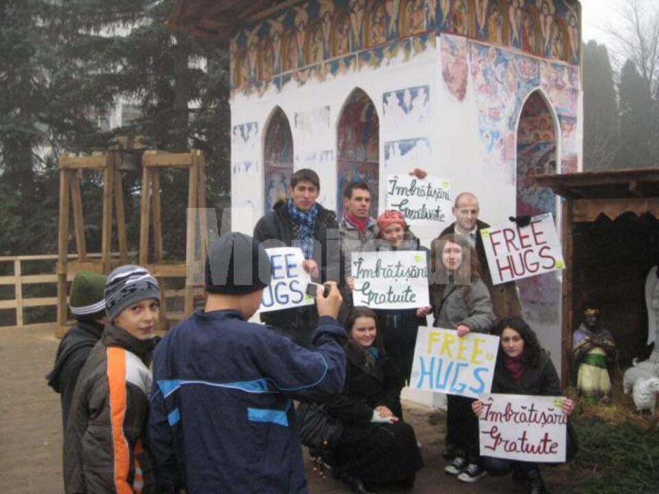 Echipa de voluntari din cadrul campaniei „Free Hugs”
