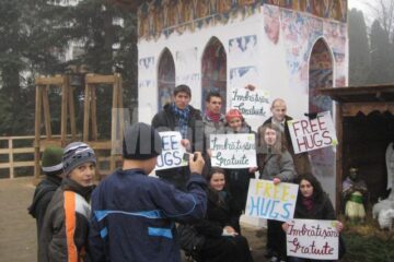 Echipa de voluntari din cadrul campaniei „Free Hugs”