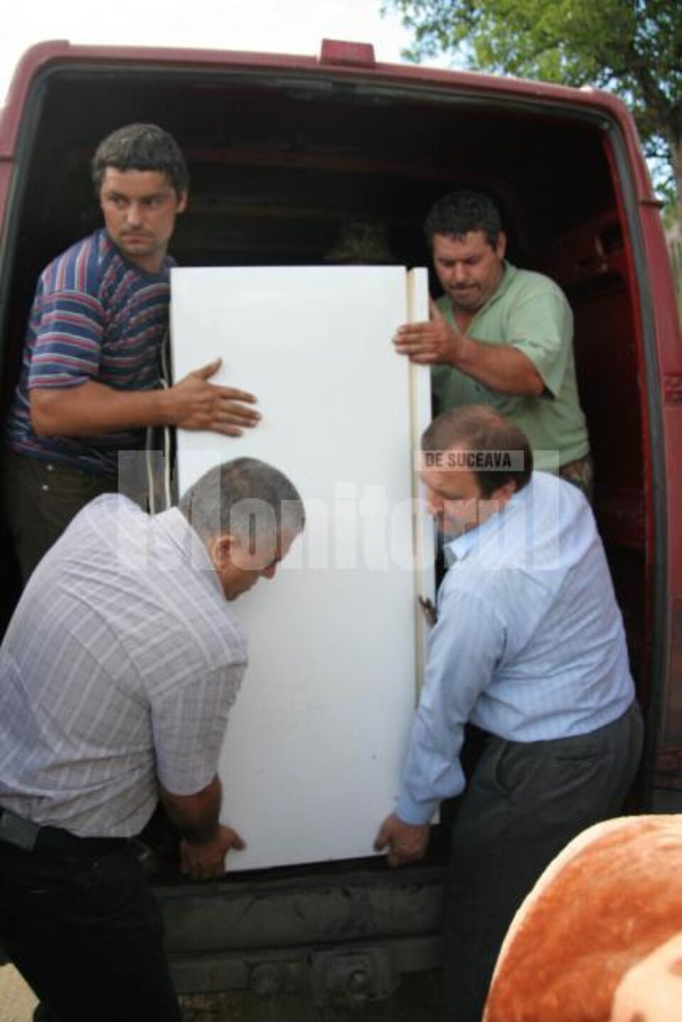 Gheorghe Flutur (dreapta) și Dumitrul Mihalescul (stânga) distribuind ajutoare sinistraților Gheorghe Flutur (dreapta) și Dumitrul Mihalescul (stânga) distribuind ajutoare sinistraților