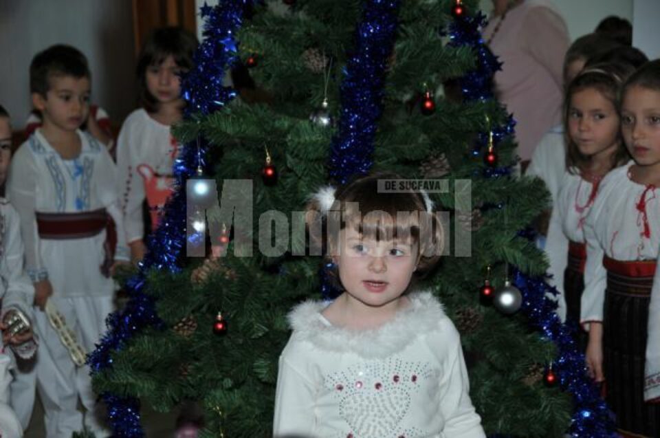 Cei mici nu l-au așteptat nepregătiți pe Moș Nicolae și în cinstea lui au susținut un program artistic, cu poezii și cântece